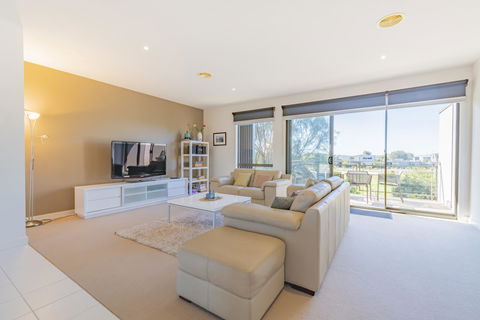 Stylish 3 Bedroom Townhouse - Free Parking - Events Australia 15