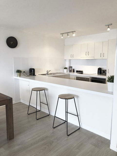 Sunshine Beach Luxe Apartment - Accommodation Europe 5