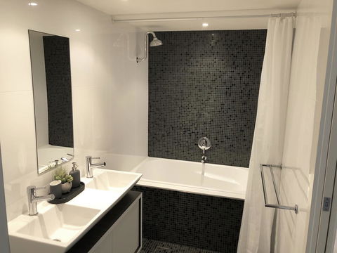 Sunshine Beach Luxe Apartment - Accommodation Europe 11