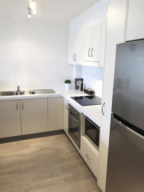 Sunshine Beach Luxe Apartment - Accommodation Europe 9