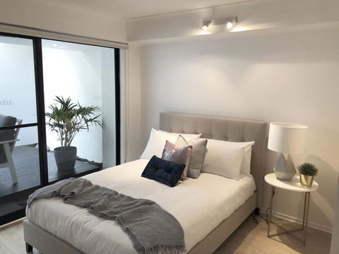 Sunshine Beach Luxe Apartment - Accommodation Europe 10