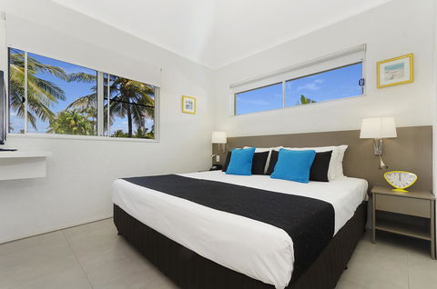 By The Sea Port Douglas - Accommodation Europe 17