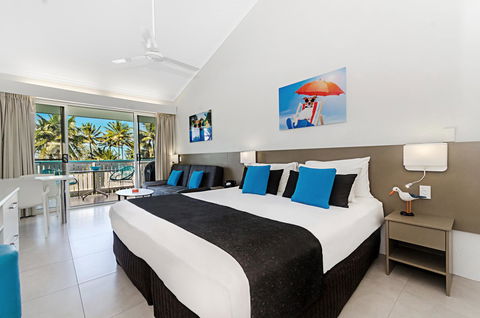 By The Sea Port Douglas - Accommodation Europe 4