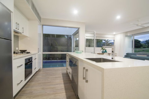 Pool Resort Port Douglas - Tourism Bookings 40