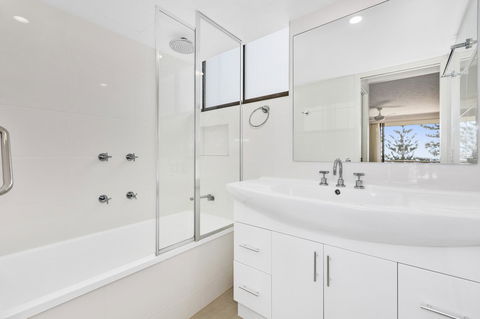 Columbia Beachfront Apartments On Rainbow Bay - Events Australia 24