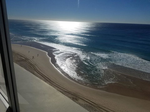 Golden Sands On The Beach - Absolute Beachfront Apartments - Events Australia 25