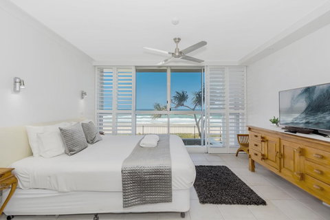 Golden Sands On The Beach - Absolute Beachfront Apartments - Events Australia 3