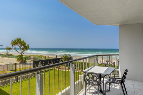 Golden Sands On The Beach - Absolute Beachfront Apartments - Events Australia 1