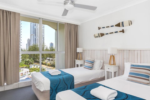 Golden Sands On The Beach - Absolute Beachfront Apartments - Events Australia 9