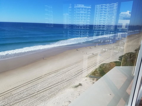 Golden Sands On The Beach - Absolute Beachfront Apartments - Events Australia 21