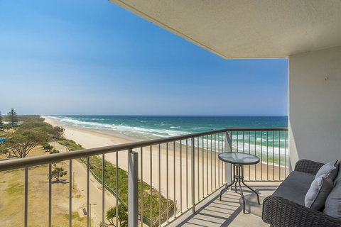 Golden Sands On The Beach - Absolute Beachfront Apartments - Events Australia 7