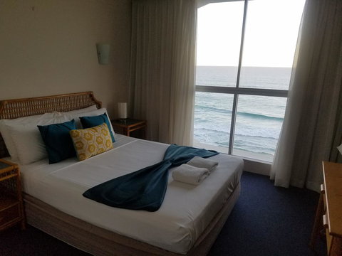 Golden Sands On The Beach - Absolute Beachfront Apartments - Events Australia 26
