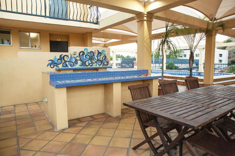 The Robert Towns - Tourism Bookings 7