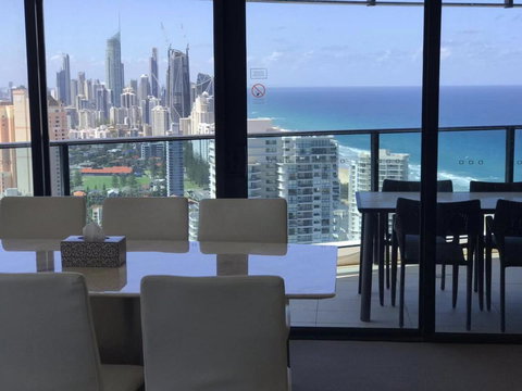 Luxury 3 Bedroom In Heart Of Broadbeach - Accommodation Europe 12