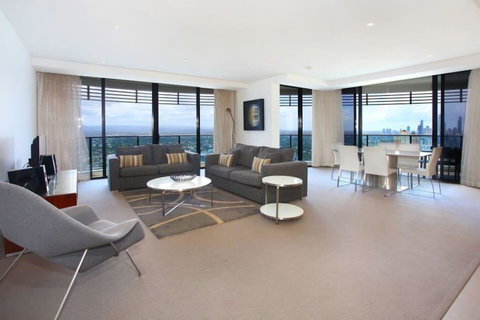 Luxury 3 Bedroom In Heart Of Broadbeach - Accommodation Europe 3
