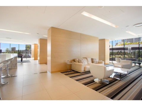 Luxury 3 Bedroom In Heart Of Broadbeach - Accommodation Europe 8
