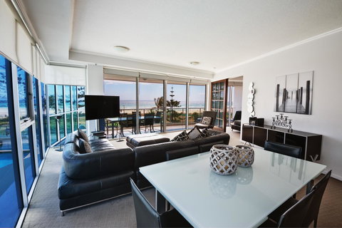 Reflection On The Sea - Tourism Bookings 40