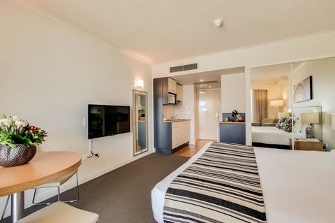 Central Cosmo Apartment Hotel - Events Australia 4