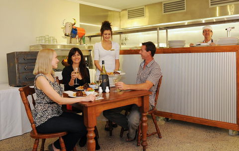 Cairns Queenslander Hotel & Apartments - Events Australia 11