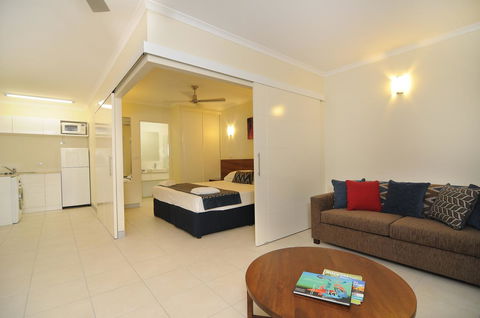 Cairns Queenslander Hotel & Apartments - Events Australia 17