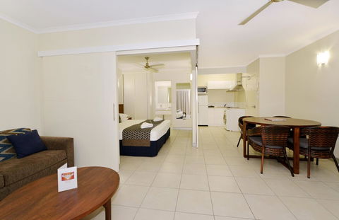 Cairns Queenslander Hotel & Apartments - Events Australia 10