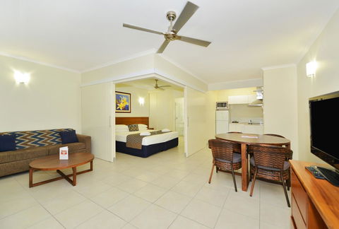 Cairns Queenslander Hotel & Apartments - Events Australia 9