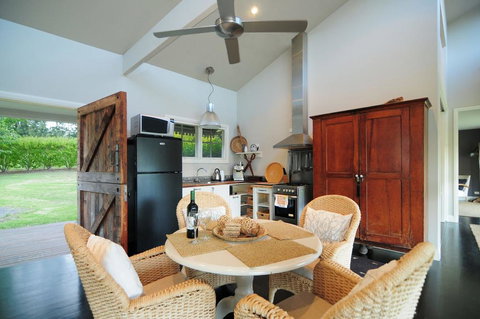 Willabrook Retreat - Mojo Cottage - Romantic Escape! - Events Australia 3