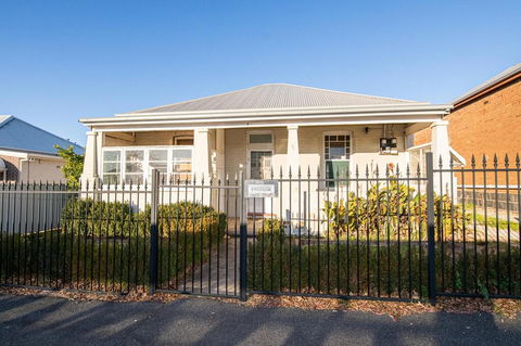 William Cottage Central Heritage Home - Tourism Bookings 3