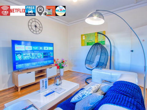 Wollongong Station Holiday House With Wi-Fi,75 Inch TV, Netflix,Parking,Beach - Tourism Bookings 0