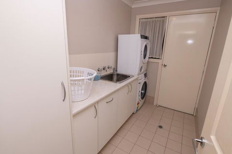 Wonderful Windred Modern, Comfy, Quiet - Tourism Bookings 2