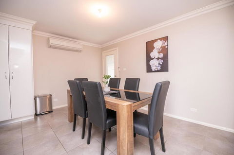 Wonderful Windred Modern, Comfy, Quiet - Tourism Bookings 0