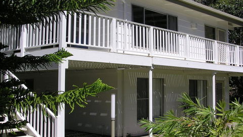 Wonky Pine Beach House, NARRWALLEE- 4 Bedroom - Events Australia 0