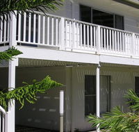Wonky Pine Beach House NARRWALLEE- 4 bedroom - Events Australia