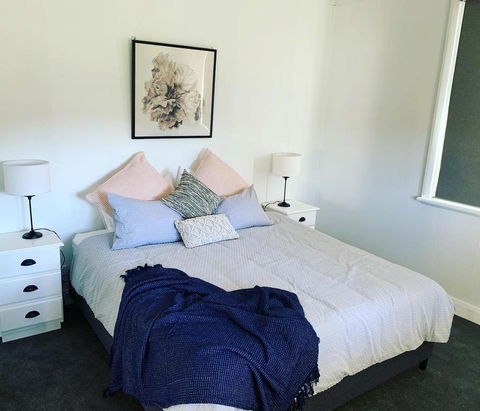 Yellow Door House Adelong - Tourism Bookings 2