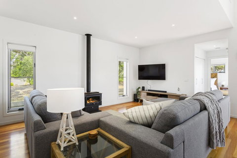 YOU, ME AND THE SEA - BLAIRGOWRIE - Tourism Bookings 1