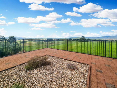A Picturesque 3 Bedroom House With Splendid Views - Events Australia 0