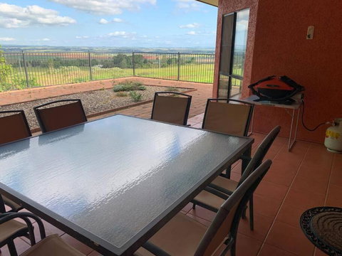 A Picturesque 3 Bedroom House With Splendid Views - Events Australia 1