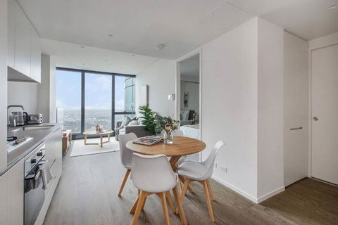 A Sky-high Metropolis Retreat Near The CBD - Events Australia 1