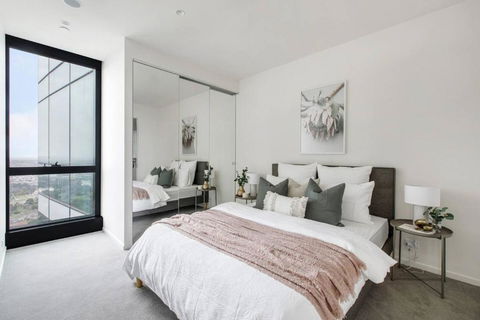 A Sky-high Metropolis Retreat Near The CBD - Events Australia 2