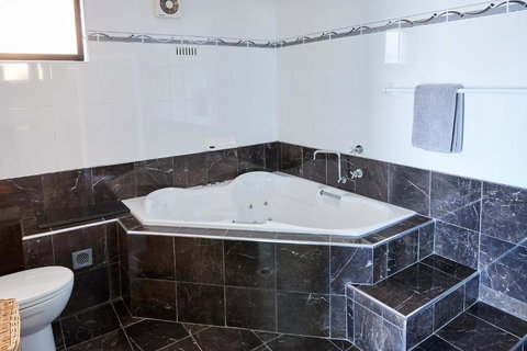 A Stones Throw At Mollymook Beach - Events Australia 1