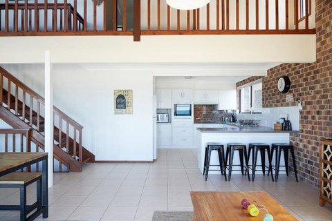 A Stones Throw At Mollymook Beach - Events Australia 2