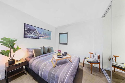 A Stylish 2BR Apt With City Views In Southbank - Events Australia 4