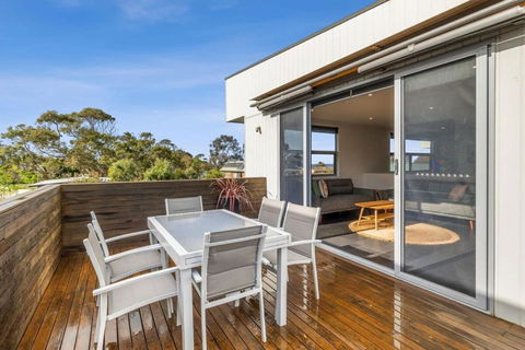 A Wave From It All Ocean Glimpse Central Torquay - Events Australia 1