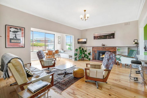 A Wave From It All - Events Australia 0