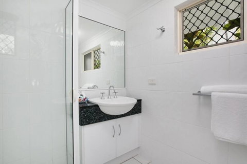 Absolute Beachfront Apartment - Events Australia 3