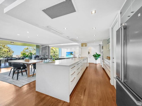 Absolute Beachfront Beach House With Amazing Views - Events Australia 3