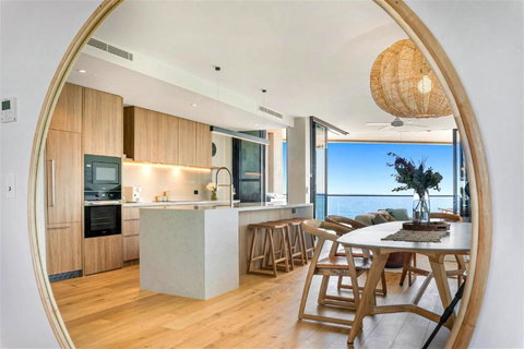 Absolute Beachfront Luxury Apartment - Events Australia 3