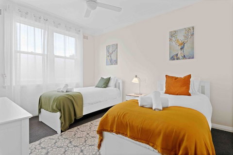 Absolute Foreshore Lakeside Cottage - Events Australia 3