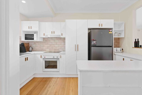 Absolute Foreshore Lakeside Cottage - Events Australia 4