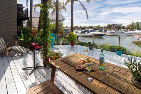 Absolute Waterfront Marina Views - Events Australia 4